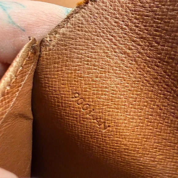 Louis Vuitton Signature Large Wallet - Picture 8 of 10